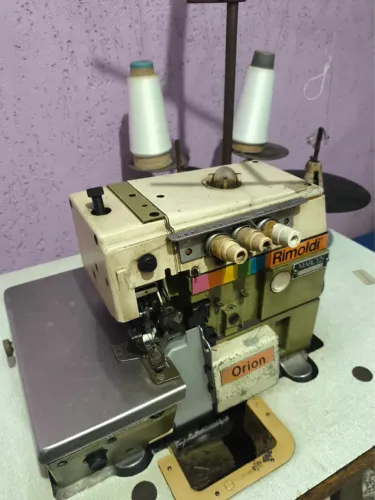 Máquina de costura overloque
