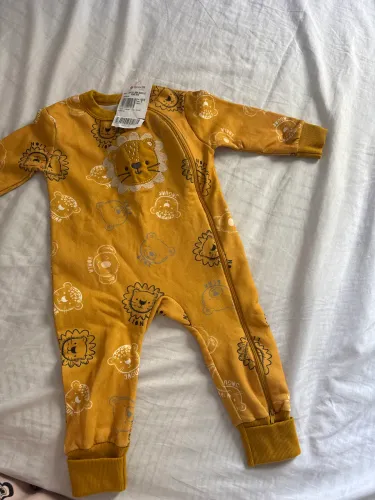 Macacão bebê G veste 3 meses a 10 meses . De marca bem quentinho