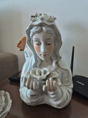 Vende-se imagem de Santa em porcelana