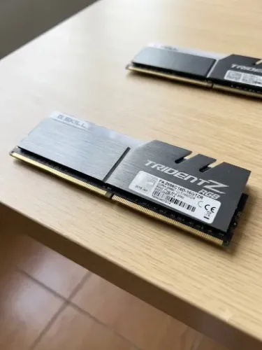 Kit Memória RAM G.Skill Trident Z RGB 16GB (2x8GB) DDR4 2666MHz