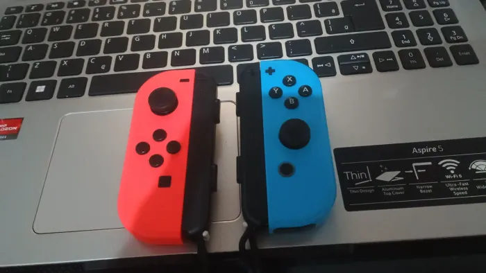 Par Joy-con Nintendo Switch Original (Direito Perfeito / Esquerdo p/ Retirada de Peças)
