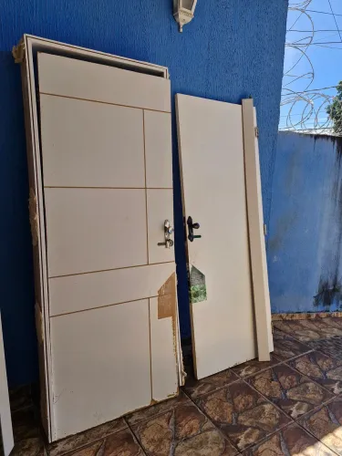 2 portas com fechadura por R$ 100 reais. Tratar 34 9 *