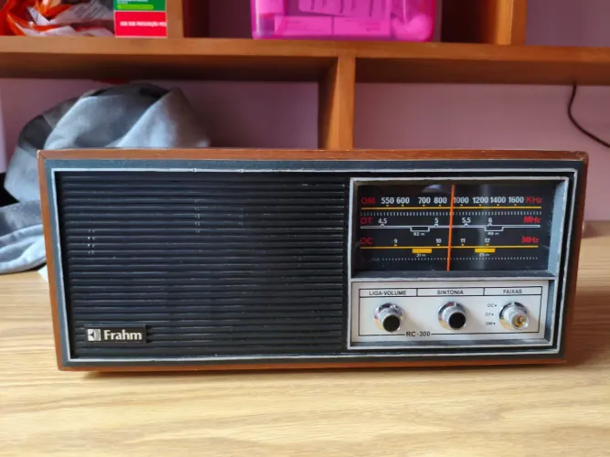 Rádio antigo Frahm RC300