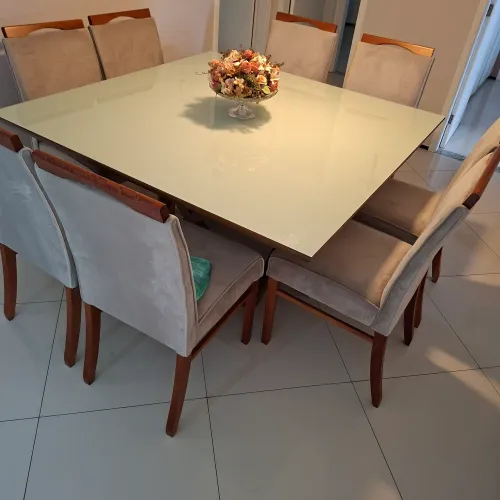 Mesa de jantar com 8 cadeiras em madeira maciça com vidro temperado