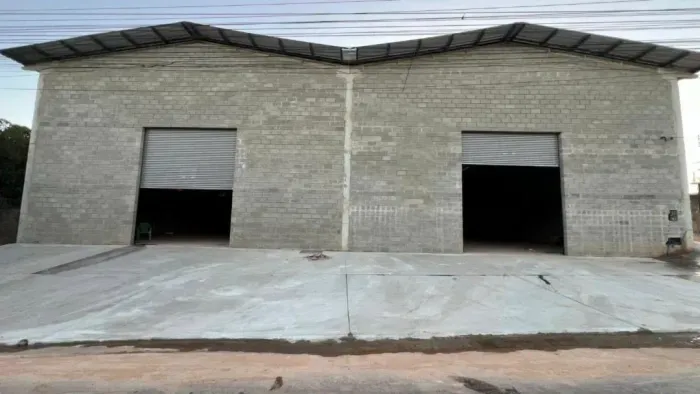 GALPÃO PARA ALUGUEL MEDINDO 700M² NA AV. ZEQUINHA FREIRE
