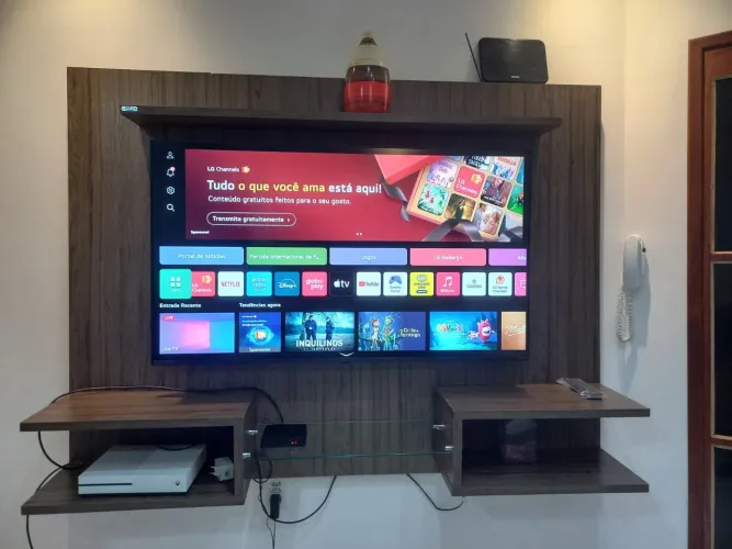 Painel para TV cor amadeirado
