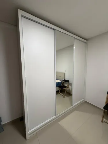 Roupeiro de três portas , 220 altura, espelho 