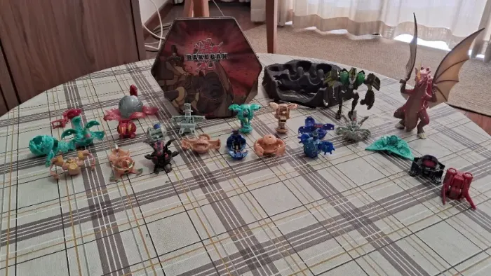 Lote Bakugan Antigo com Lata Colecionável + Diversos Personagens