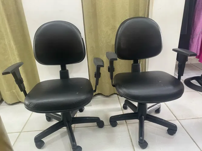 2 cadeiras de escritórios com Regulagem no Encosto.