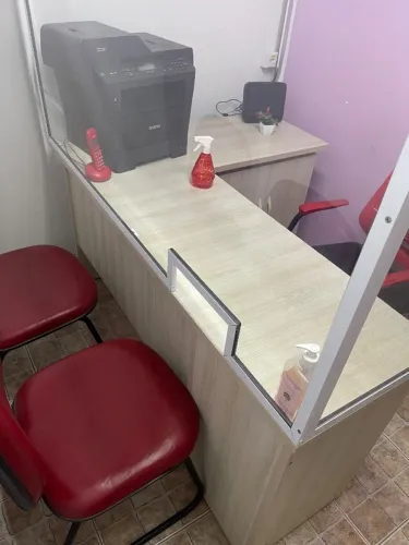Mesa de escritório em L com 1 armário e gaveteiro