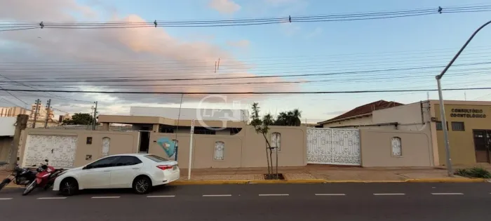Casa Comercial em Amambaí: 6 salas, 7 banheiros, 20 vagas de garagem, 250 m²! Venda ou Loc