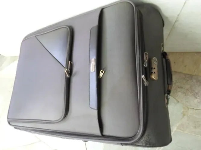 Mala grande de polyester, super reforçada, cor marrom rodas silicone até30kg. alça retratl