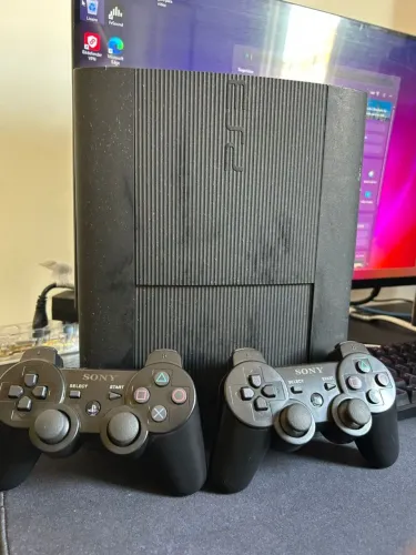 Playstation 3 Super Slim + Dois Controles