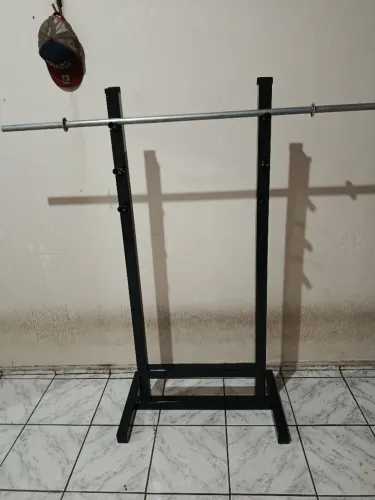 Torre de agachamento livre vai com a barra 