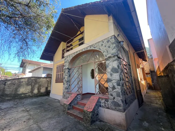 Casa com 2 moradias na Rua Albino Siqueira total 5 quartos