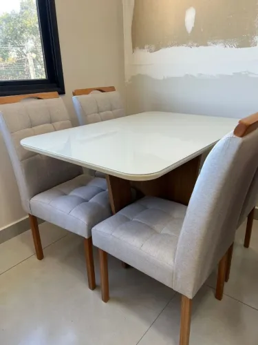 MESA DE JANTAR COM 4 CADEIRAS NO LINHO (ÚLTIMA PEÇA)