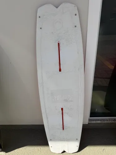 Prancha wakeboard 138 + bota liquid force 39/40