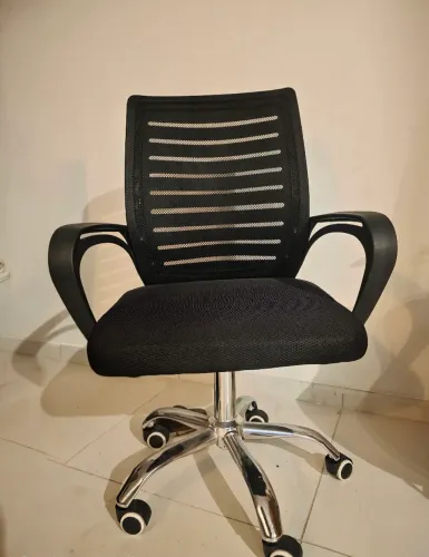 Cadeira de Escritório Ergonômica Giratória com Base Cromada - Semi-Nova