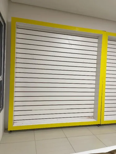 ?Painel slatwall para exposição de produtos - vitrine de loja?