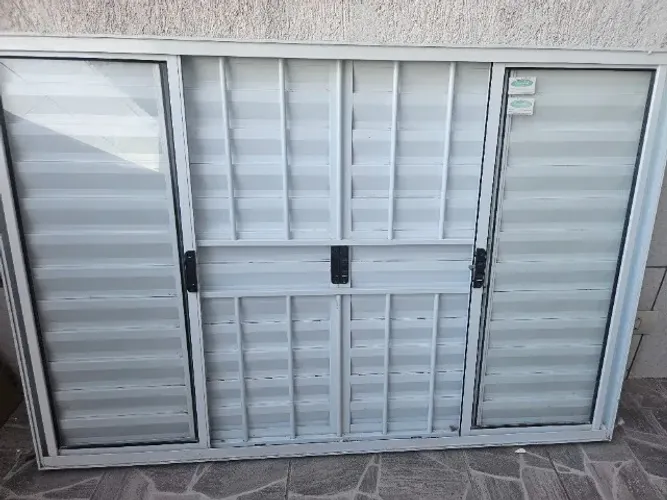 Janela Veneziana de Alumínio 6 Folhas Branco com Grade 100x150