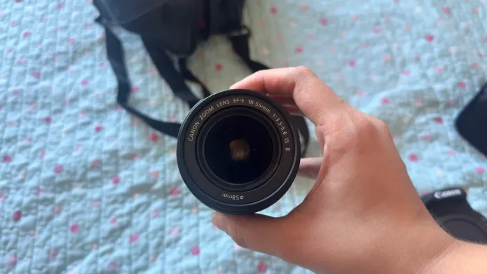 Vende-se kit completo Canon EOS Rebel T7 acompanhado da lente versátil EF-S 18-55mm.