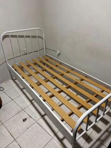 Cama solteiro metal branca com estrado madeira