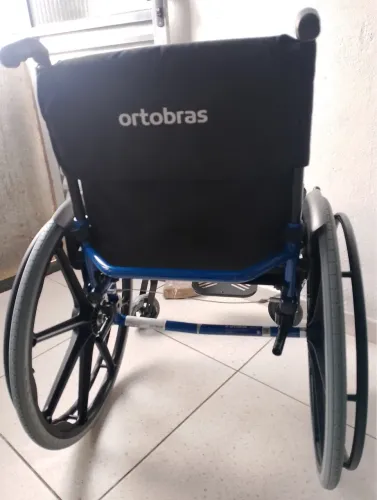 Duas cadeira de rodas uma de banho e outra pra sair