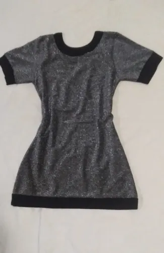 Vestido de tecido brilhante de gola arredondada aprofundada nas costas