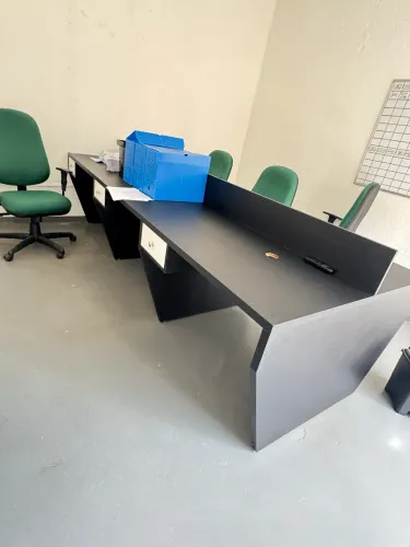 Mesa Escritório com 06 divisórias 