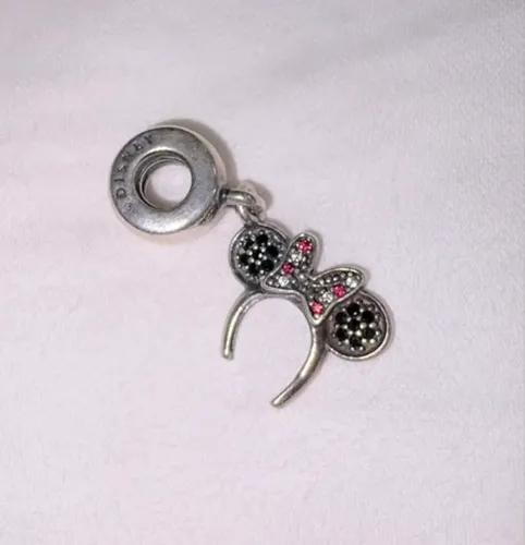berloque tiara minnie de prata 925 com cristal preto, zircônia vermelha e clara - pandora
