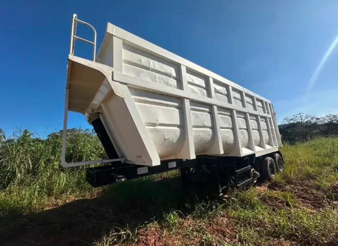 VENDA Lote Completo: 4 Carretas Basculantes + Escavadeira Komatsu PC200