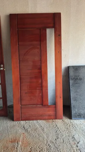 Vendo porta de madeira pivotante