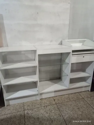 Balcão de atendimento com vitrine e caixa