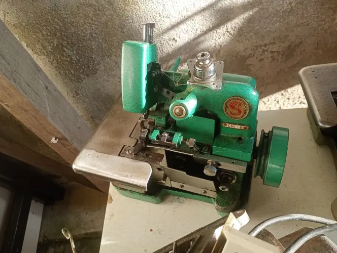 Máquina de costura overloque