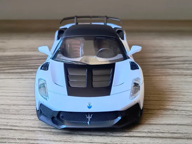 Maserati GT2 - escala 1/24 miniatura de carro em metal