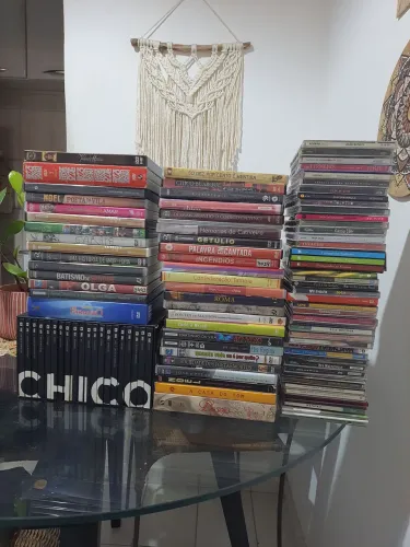 Grande acervo de MPB e cinema - cerca de 100 CDs, DVDs, boxes e VHS