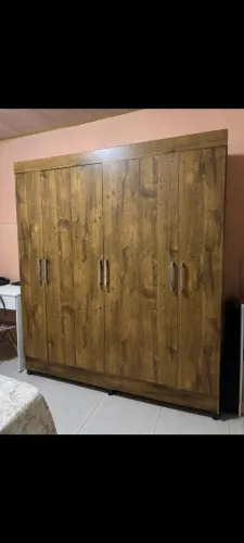 Guarda roupa . 6 portas e duas gavetas .
