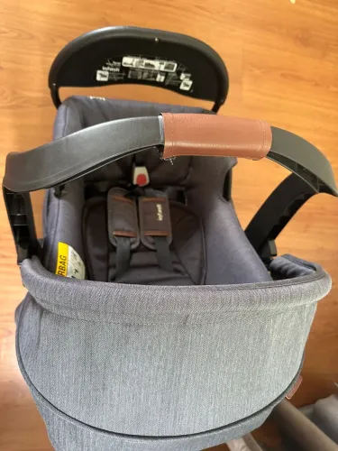 Cadeira bebê conforto com com base isofix. Muito bem conservado em estado de novo !!