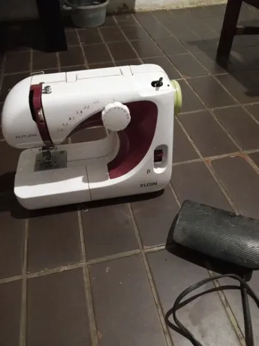 Máquina de costura Elgin Futura JX-2040-02