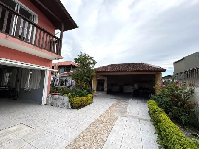 DUAS CASAS INDEPENDENTES E MUITO ESPAÇO