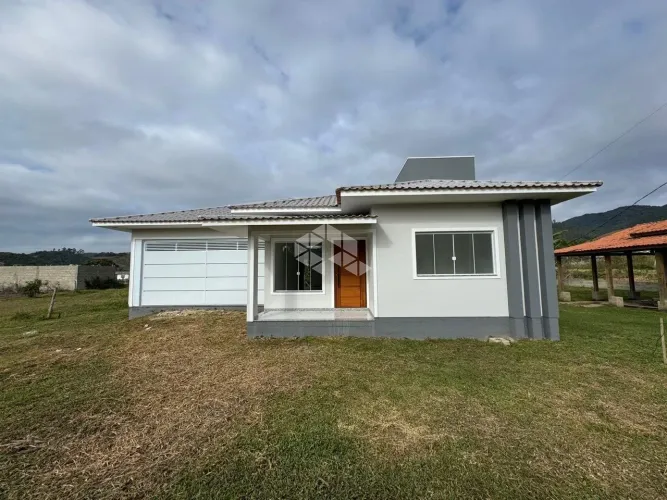 CASA EM ÁREA RURAL COM 3 DORMITÓRIOS E 1 SUITE EM BIGUAÇU