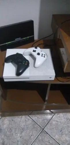 XBOX ONE S + 2 CONTROLES + 450 JOGOS