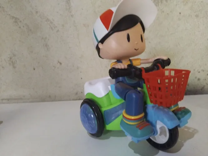 Boneco com bicicleta, que dança e brilha
