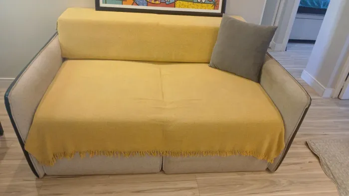 Sofa retratil em linho com braços em courvim