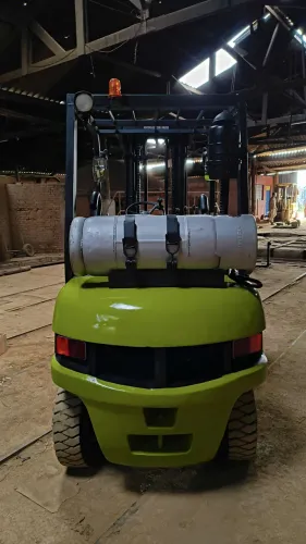 Empilhadeira Clark CMP25L Triplex Ano 2009