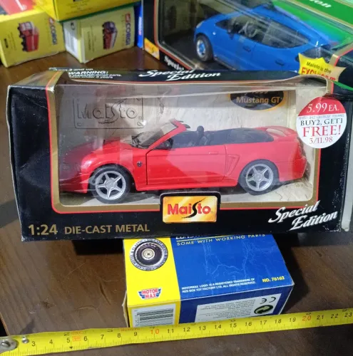 Miniatura Maisto Special Edition Mustang GT 1999 1:24