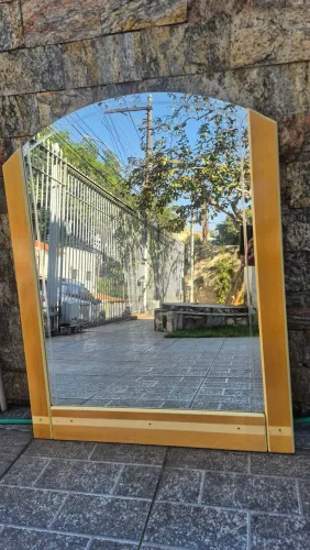 Espelho com moldura 