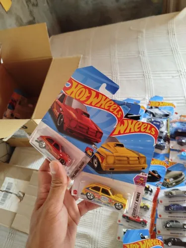Lote com 51 carrinhos hot Wheels no blister