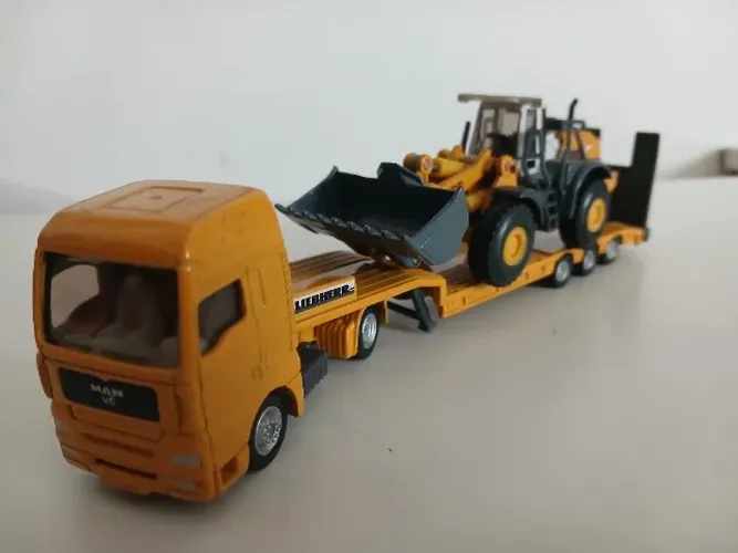 Miniatura Caminhão Plataforma + Trator Liebherr 580 Siku 1:87