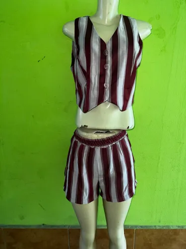 Conjunto de blusa e shorts
